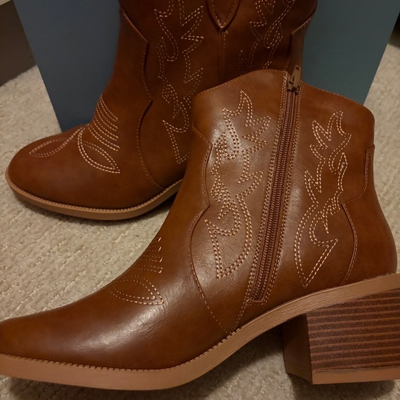 Women’s Ankle Boots - Picture 2 of 3